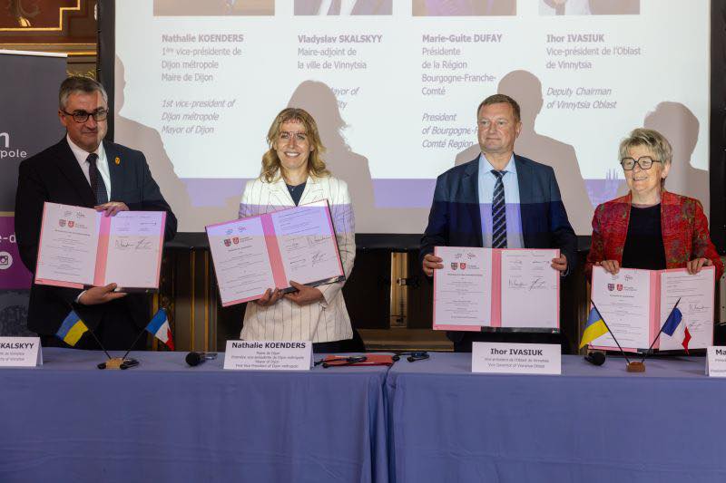 The ceremony of signing the quadripartite Memorandum of Understanding between Vinnytsia and Dijon, as well as between Vinnytsia region and the Bourgogne-Franche-Comté region