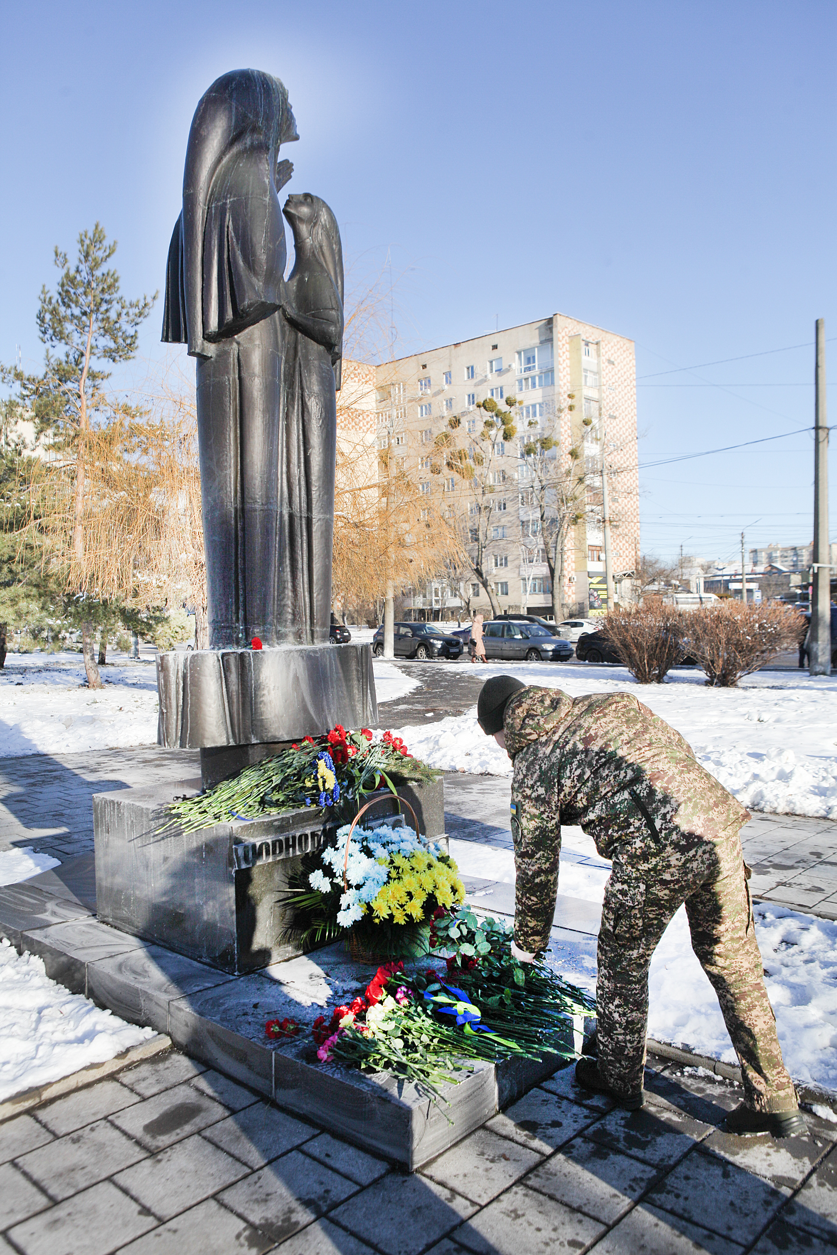 До Дня вшанування учасників ліквідації наслідків аварії на ЧАЕС поклали квіти до пам'ятника жертвам чорнобильської трагедії у Вінниці