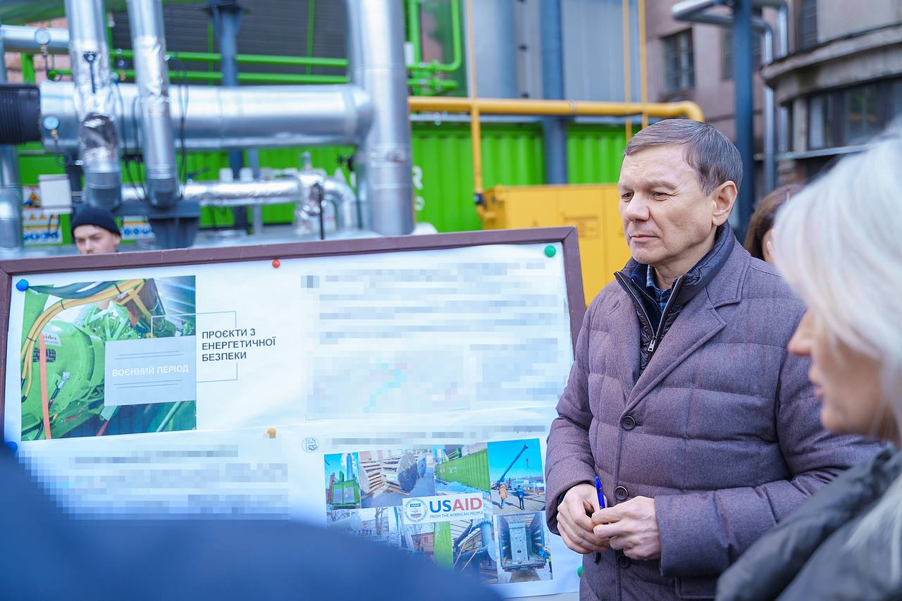 «Децентралізація енергозабезпечення – це один з інструментів для стабільного проходження опалювального сезону» – Сергій Моргунов оглянув одну зі встановлених когенераційних установок