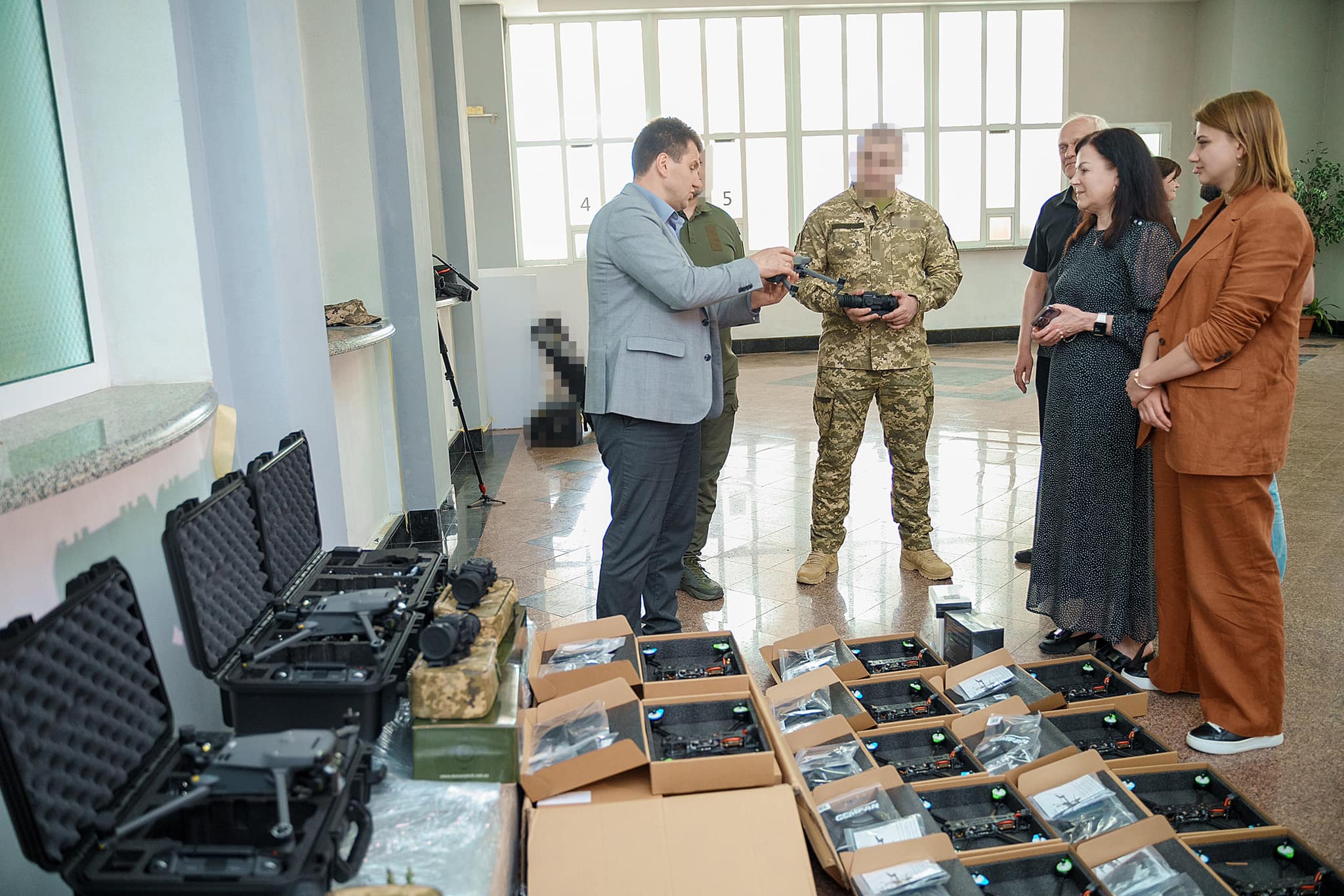 Захистити небо на Вінниччиною та підсилити оборонців, які відбивають атаки на авдіївському напрямку: двом військовим частинам передали ще одну партію техніки з Вінниці