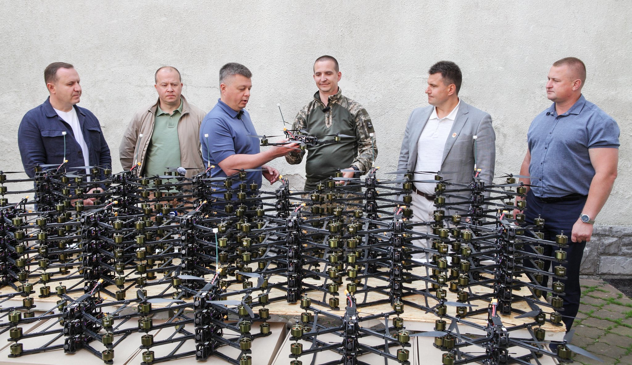 Безпека та оборона. Вінницька міська рада у взаємодії з Міжрегіональним координаційним гуманітарним штабом передали ще 100 FPV-дронів на передову