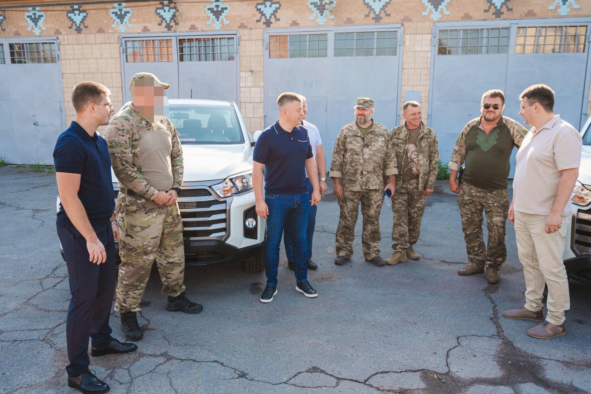 Вінницька міська рада у взаємодії з Міжрегіональним координаційним гуманітарним штабом передала два позашляховики захисникам України