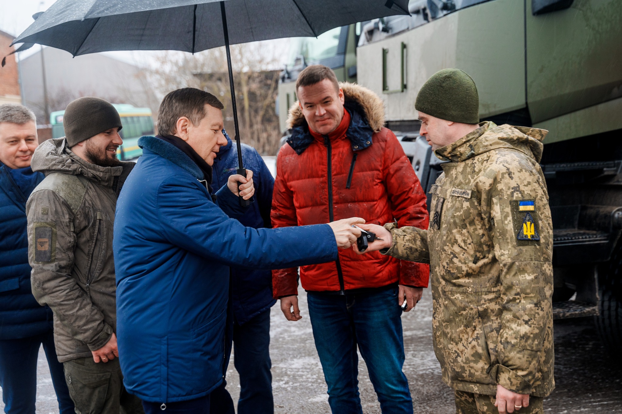 Команда Міжрегіонального координаційного гуманітарного штабу передала одному з підрозділів Повітряних Сил ЗСУ три потужні паливозаправники