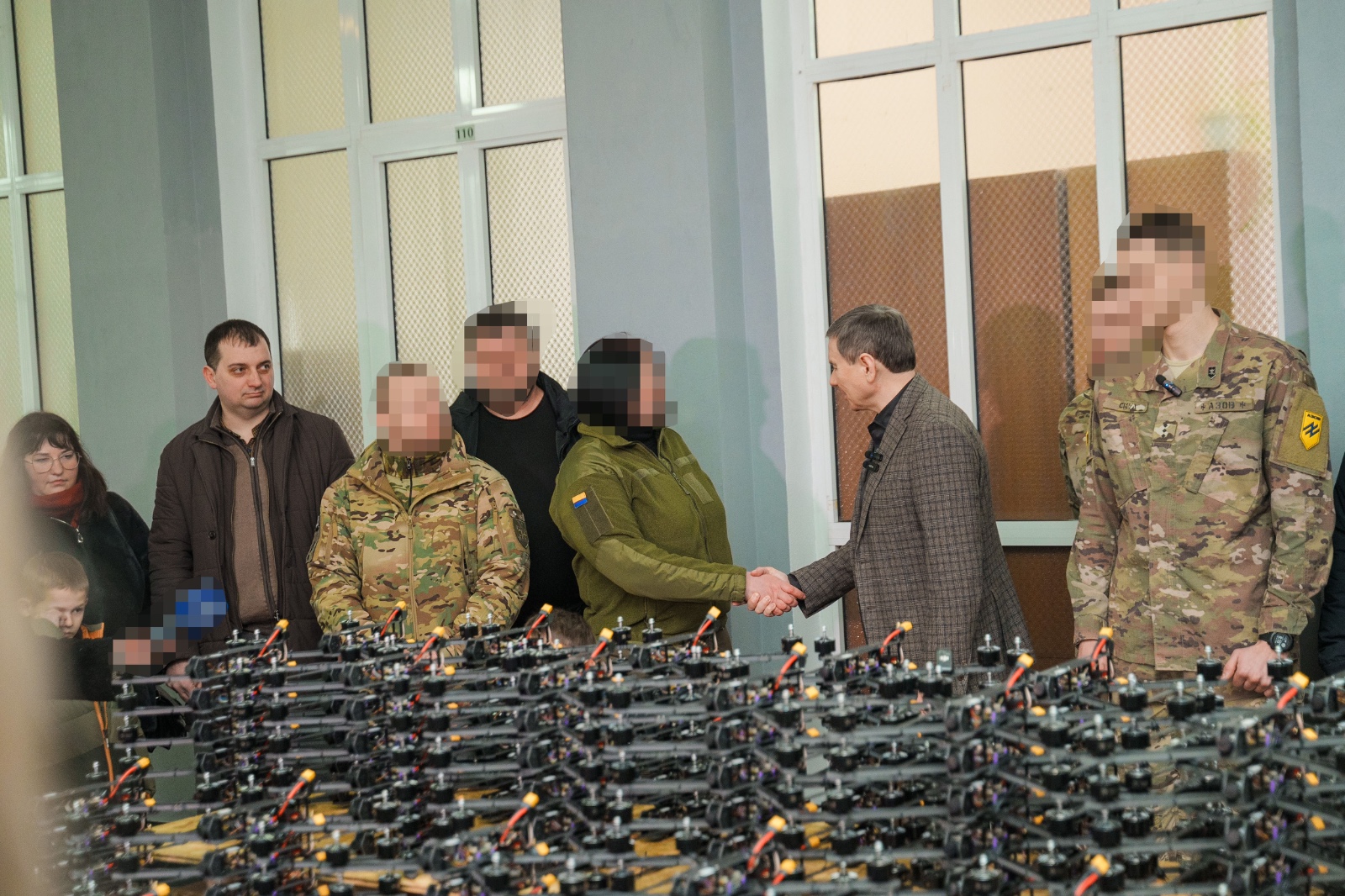 Команда Міжрегіонального координаційного гуманітарного штабу передала дрони, маскувальні сітки та окопні свічки трьом військовим підрозділам