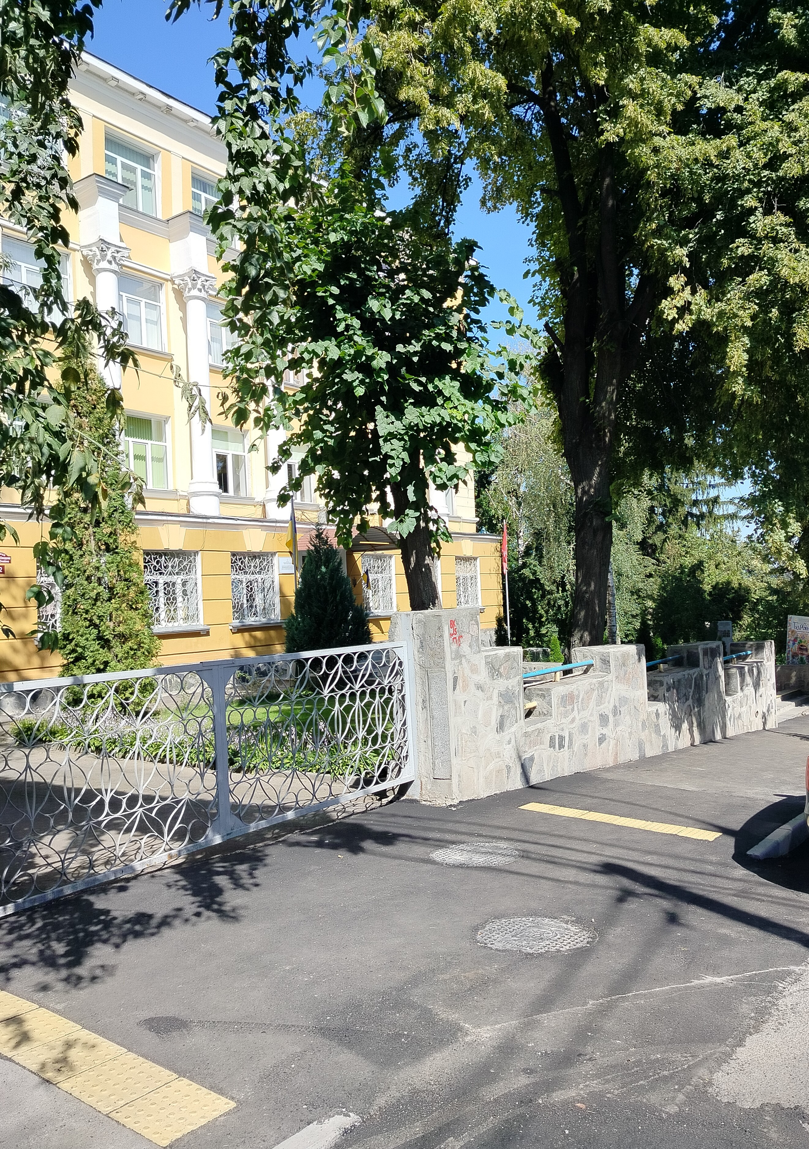 Дорога до школи без бар’єрів. У Вінниці оновили територію біля третього ліцею