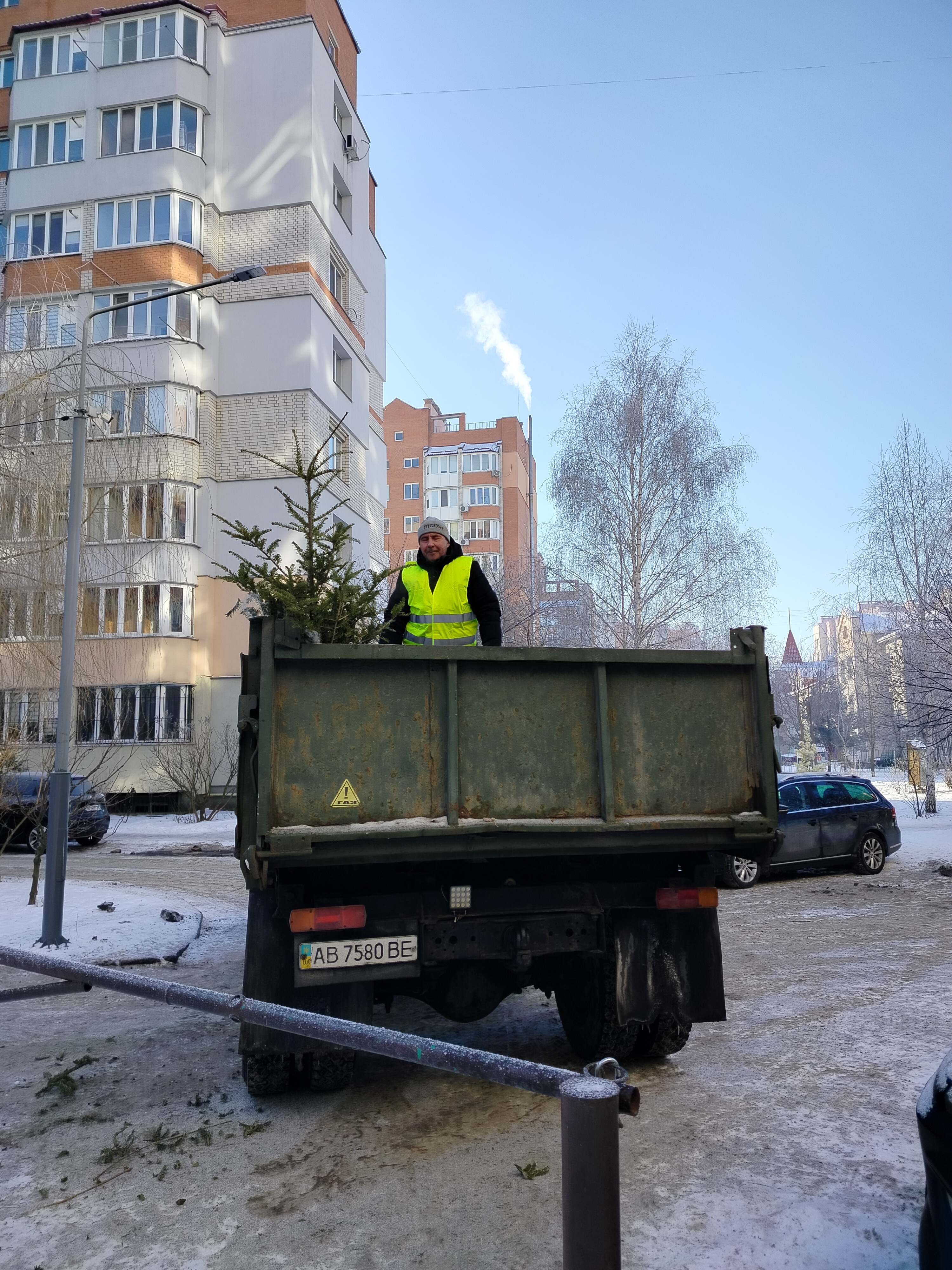 ЕкоВін вивозить ялинки з контейнерних майданчиків міста. Дерева також можна самостійно принести до Муніципального центру управління відходами