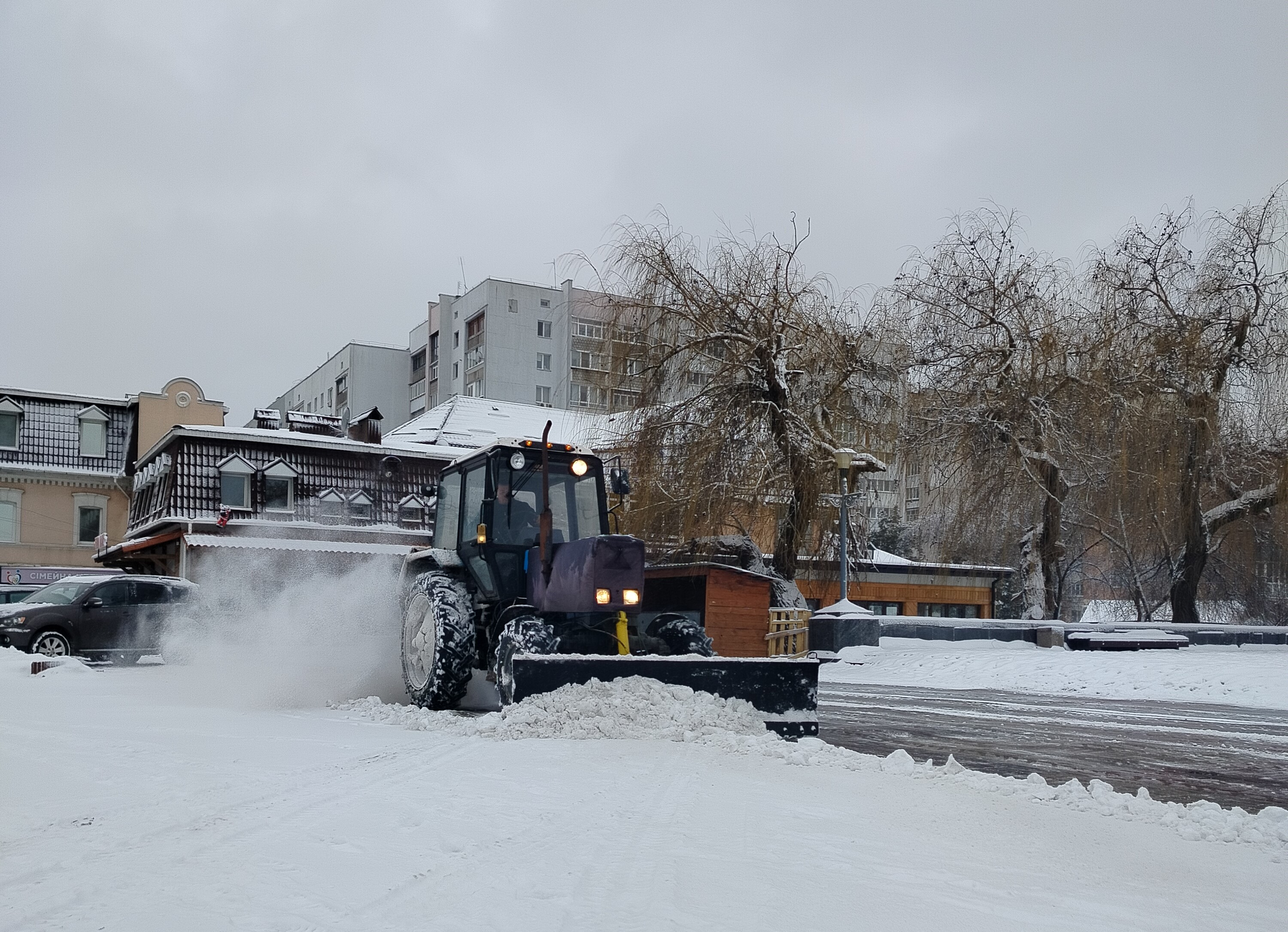 Сніг ішов усю ніч. У Вінниці ще звечора комунальники обробляють і розчищають територію міста та готуються до морозів