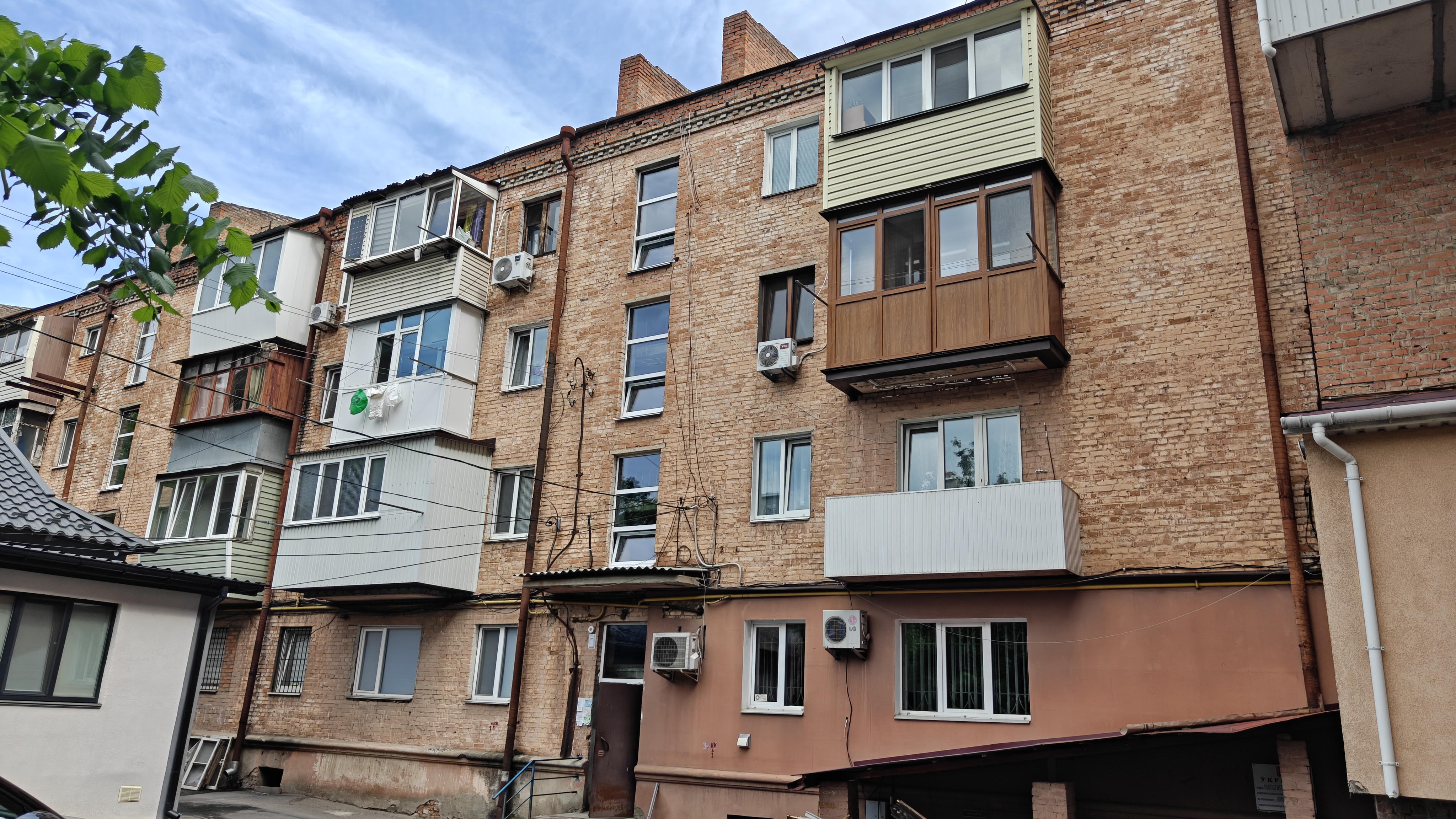  У Вінниці замінюють вікна в багатоповерхівках, які постраждали внаслідок російської атаки