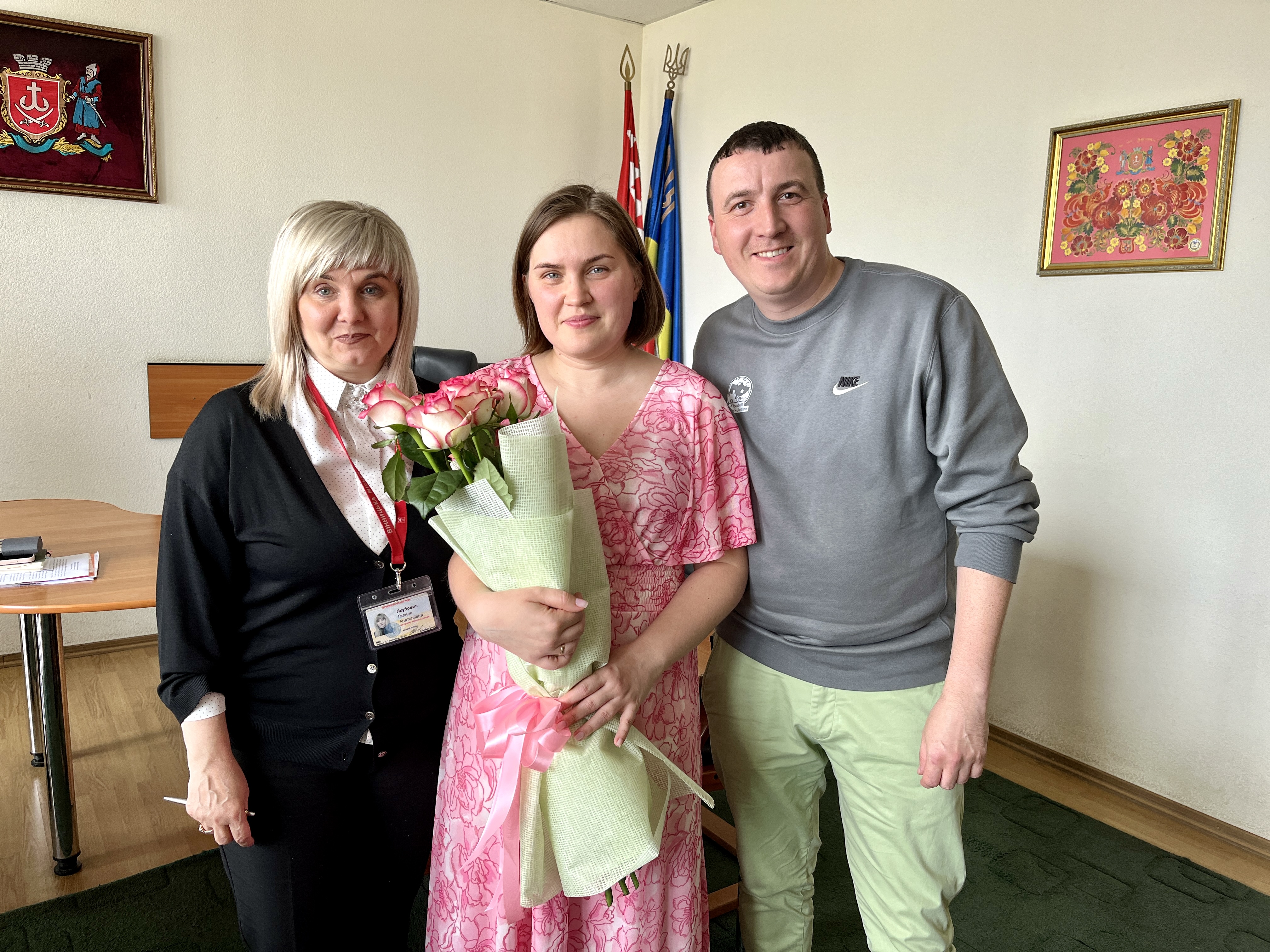 Заступниця міського голови Галина Якубович, Анна та Віталій Крищуки