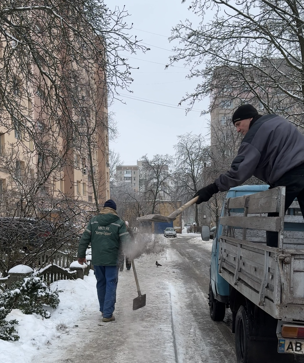 Комунальні служби Вінниці продовжують усувати наслідки негоди: впродовж другої доби задіяно додаткові ресурси