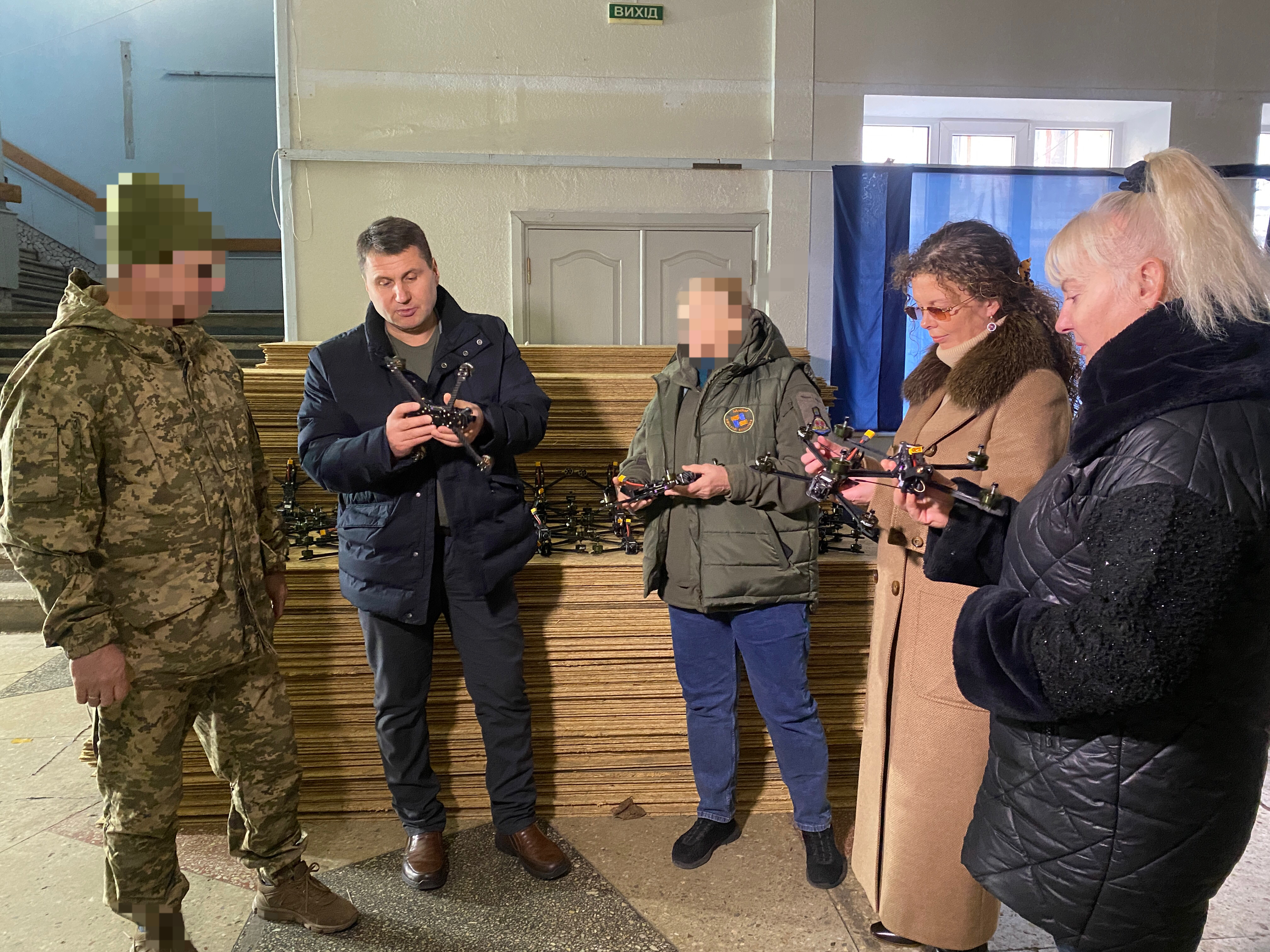 Ще 50 FPV-дронів в руках у наших оборонців: Вінницька міська рада разом з громадою та Міжрегіональним координаційним гуманітарним штабом передала чергову партію «залізних пташок» на фронт