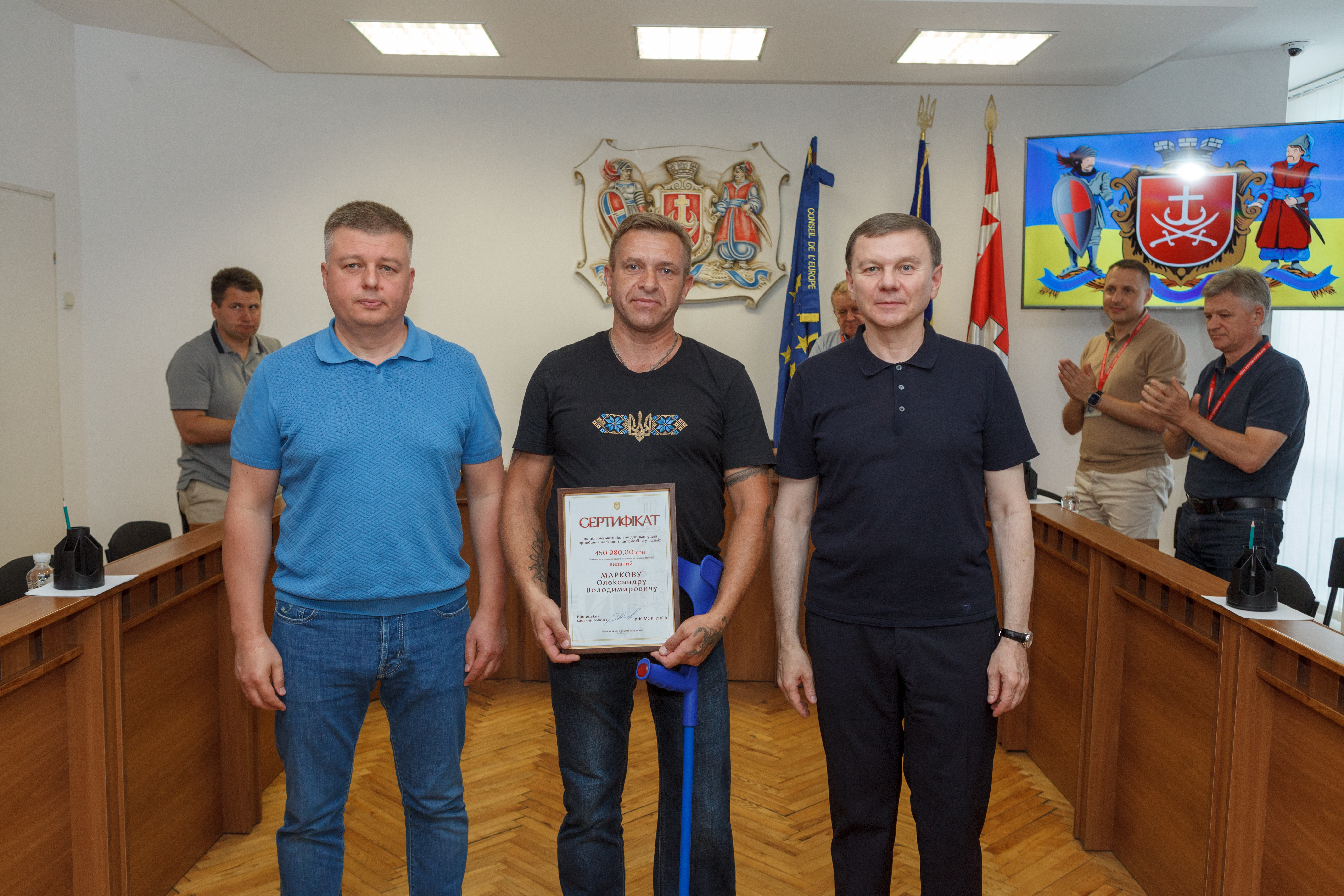 Секретар міської ради Павло Яблонський, ветеран Олександр Марков, міський голова Сергій Моргунов