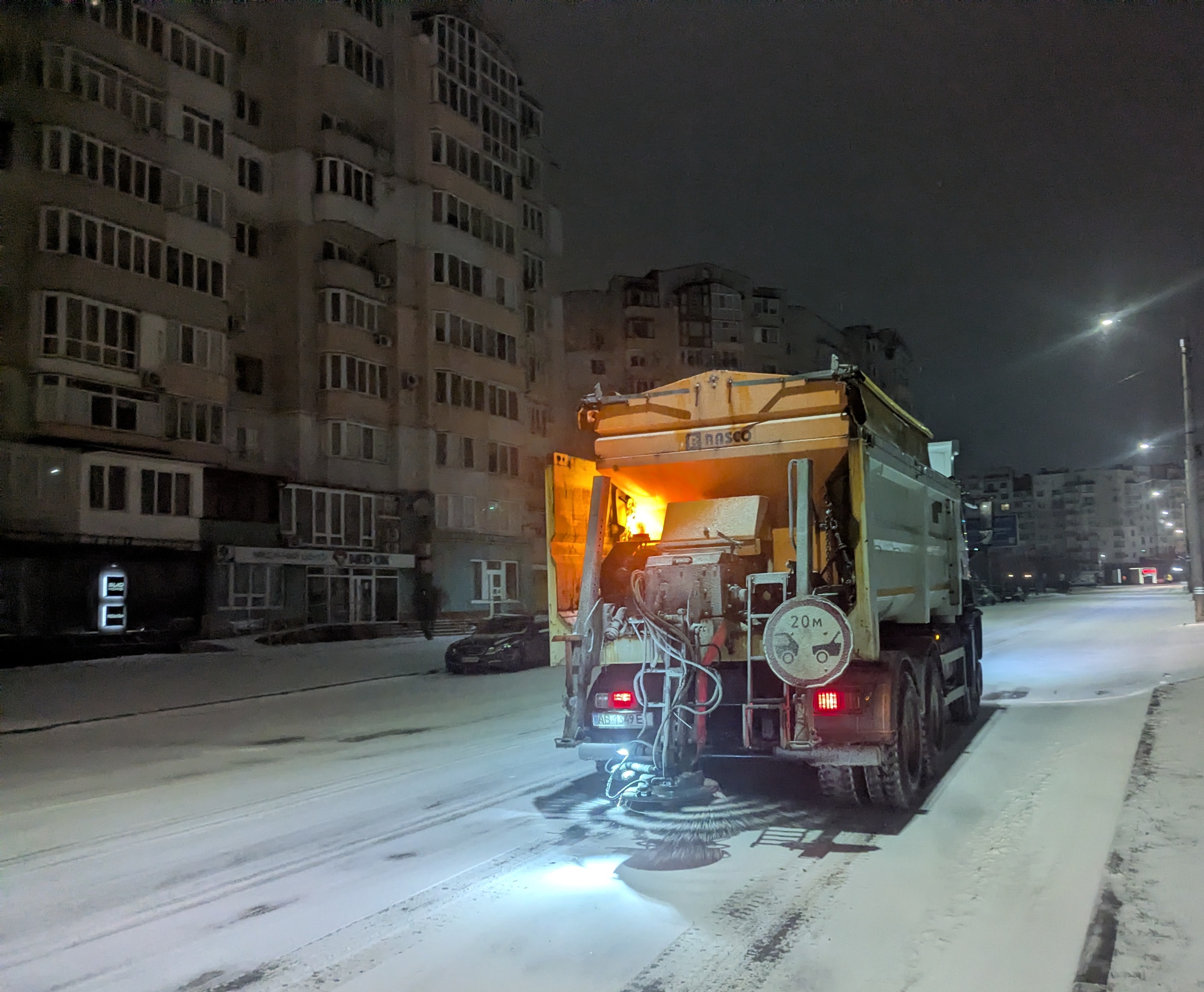 Сніг та ожеледиця у Вінниці: комунальні служби міста продовжують працювати в посиленому режимі