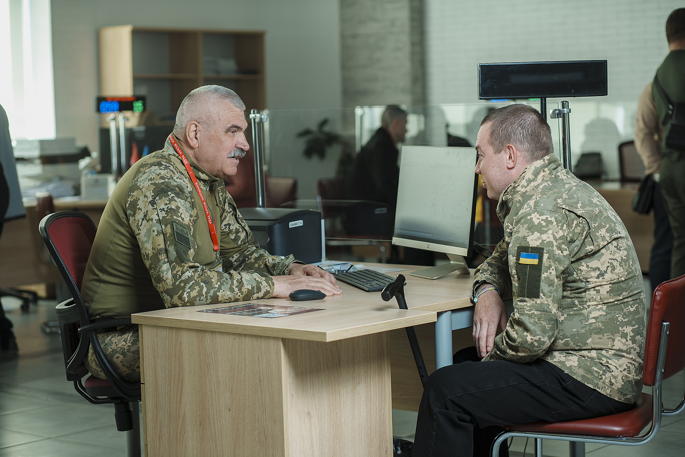 Помічник ветерана Олександр Шевченко та військовий Євгеній Лапшов, якого він консультує