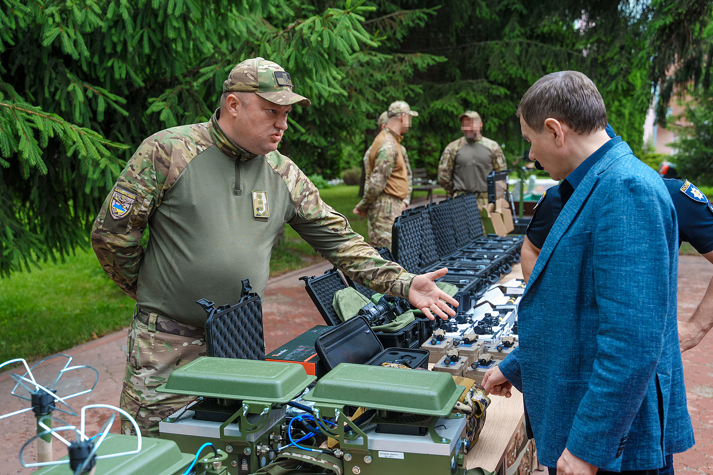 Найнеобхідніше на передовій. Вінницька міська рада спільно з Міжрегіональним координаційним гуманітарним штабом передали обладнання бойовим спецпідрозділам Нацполіції 