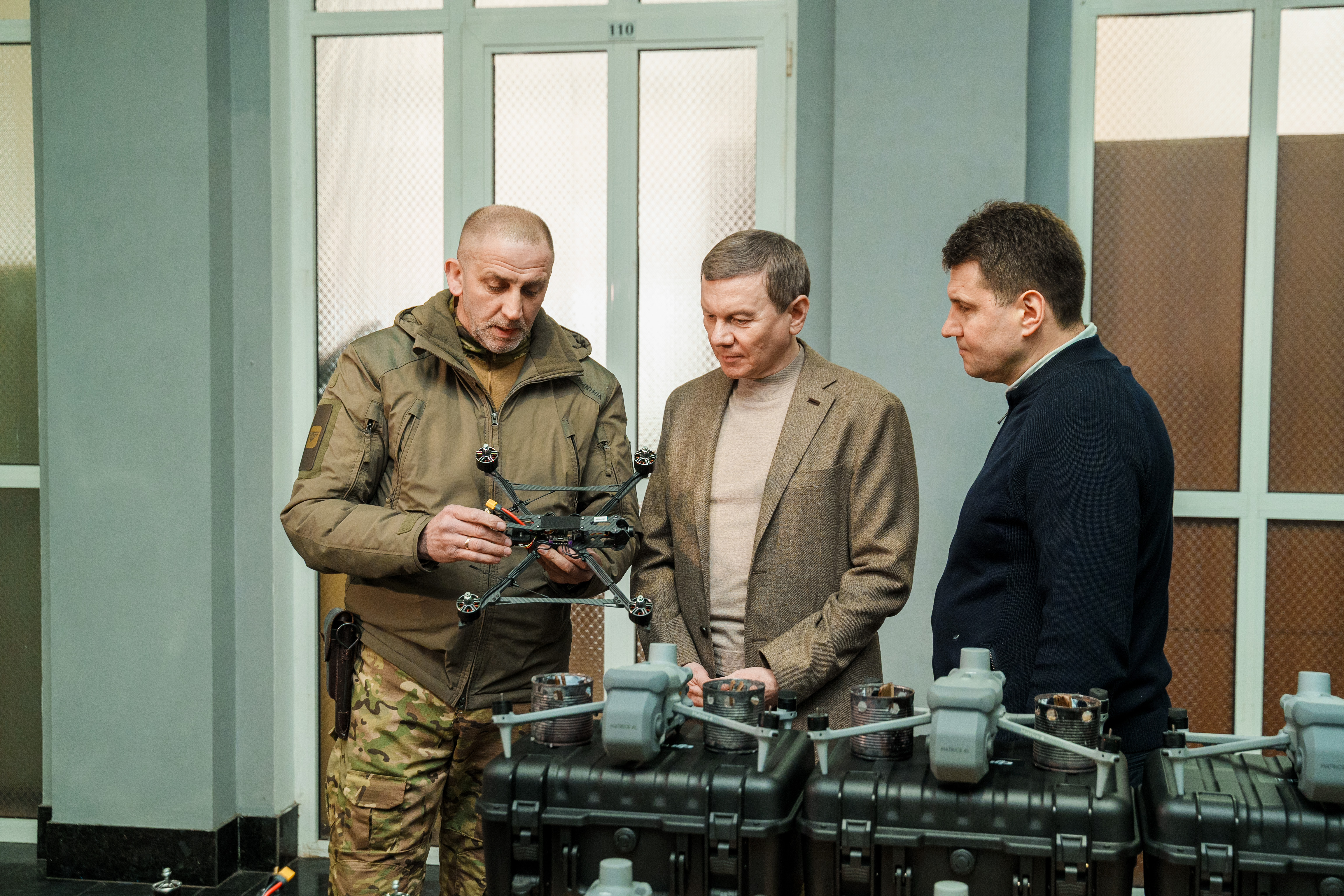 Команда Міжрегіонального координаційного гуманітарного штабу передала допомогу трьом військовим бригадам