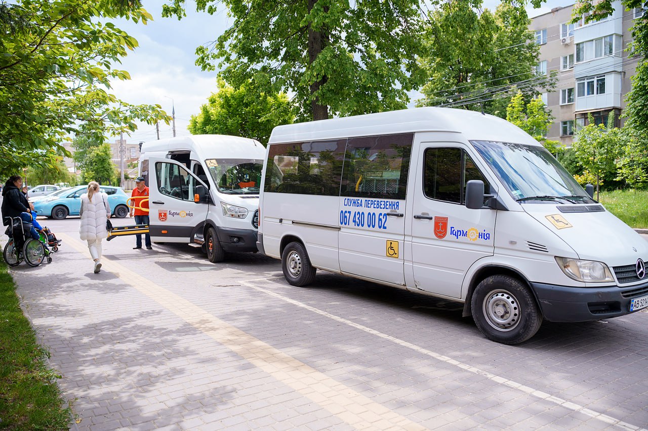 Вінниця зручна для всіх. Служба перевезення людей на кріслах колісних, яка працює за підтримки міськради, з початку року надала понад 5,5 тисяч послуг