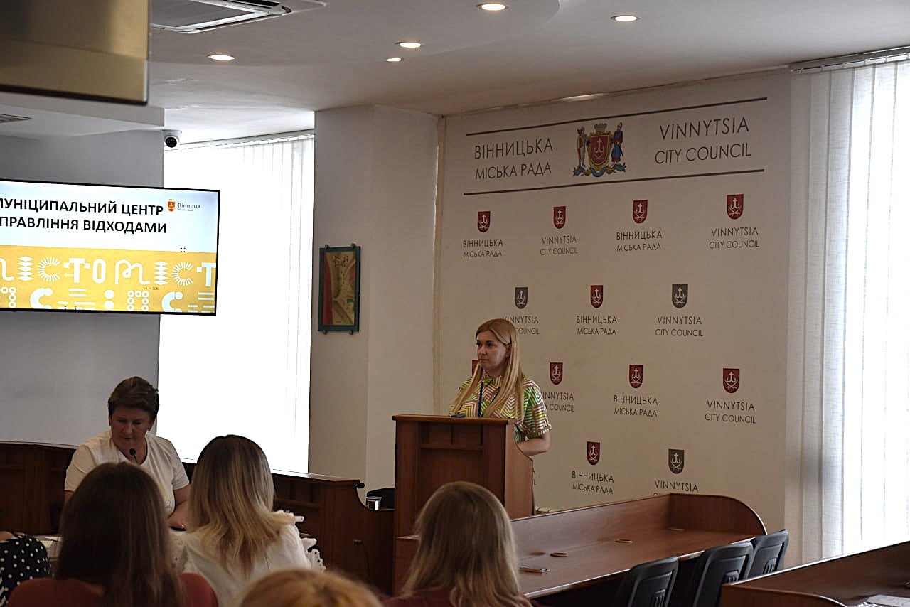 До двох кубометрів подрібненого гілля та до трьох мішків листя. Перед сезоном осіннього прибирання головам квартальних комітетів розповіли, що та в яких обсягах вони можуть здати до Муніципального центру управління відходами