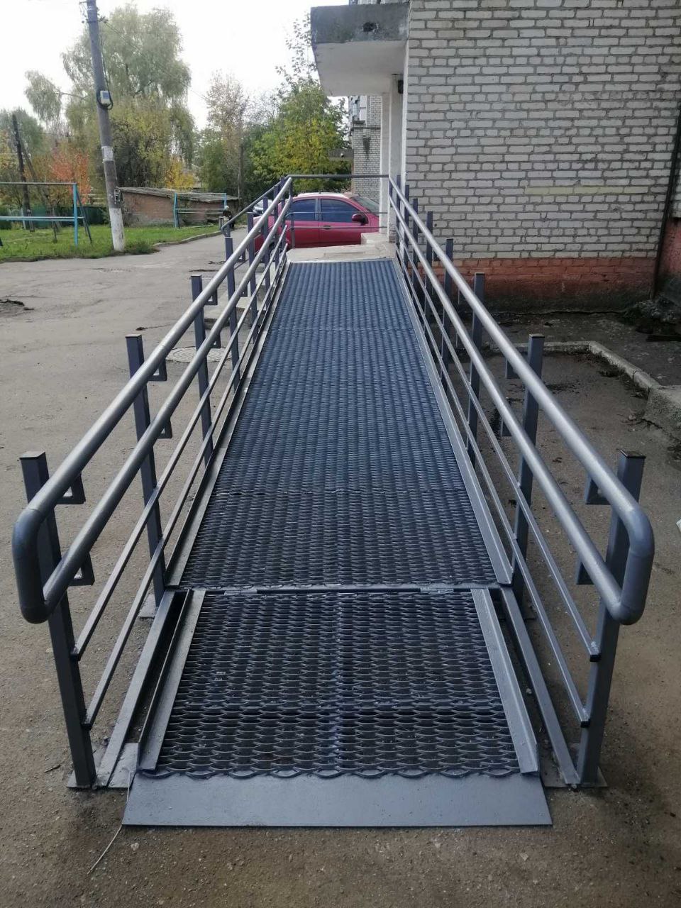 Доступність. У Вінниці облаштувати пандус біля другого під’їзду багатоповерхівки на вулиці Павла Тичини, 13