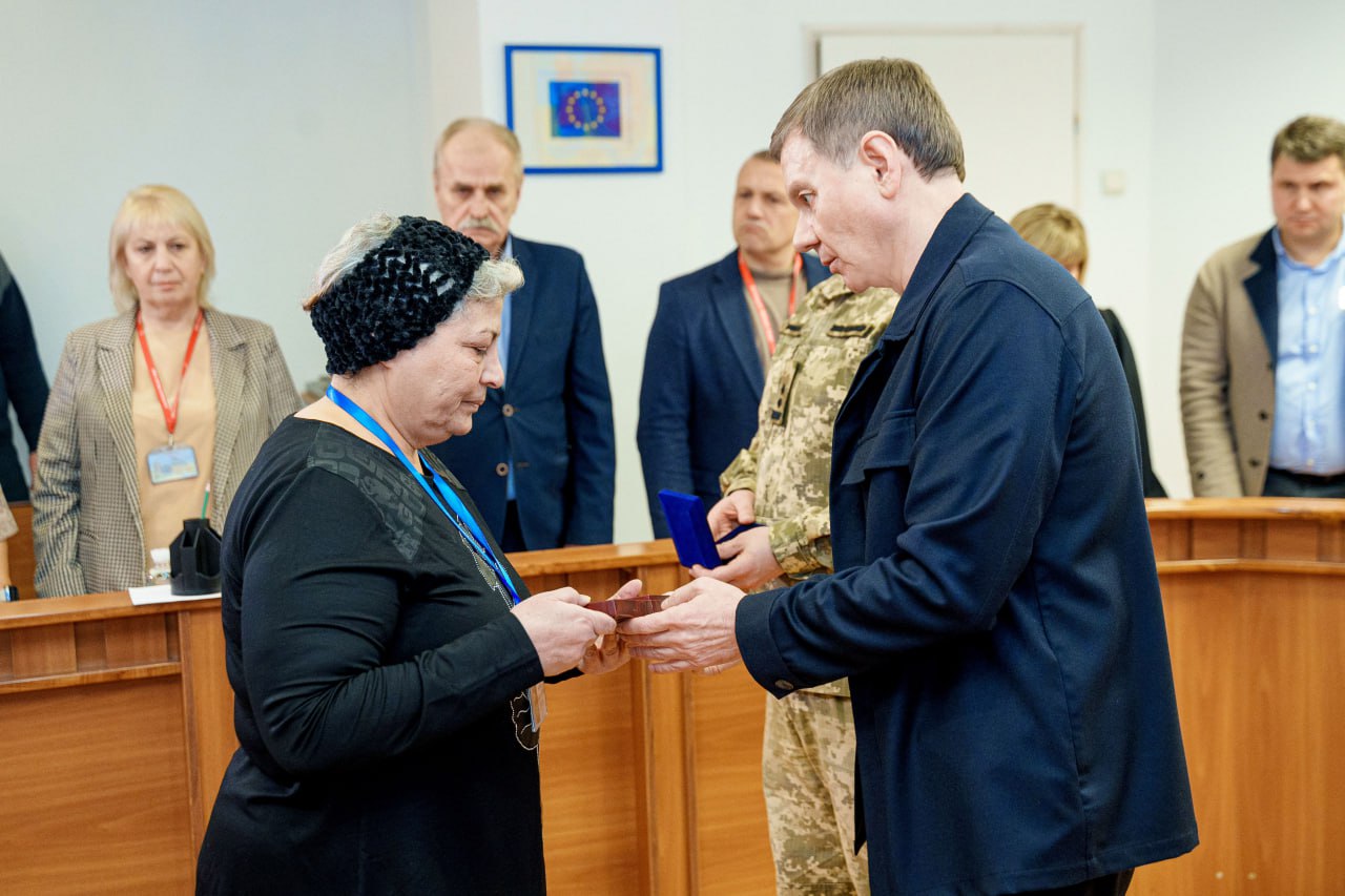 Вінницький міський голова Сергій Моргунов вручив матері полеглого Захисника Ількіна Гаджизаде орден «За мужність» ІІІ ступеня, присвоєний посмертно