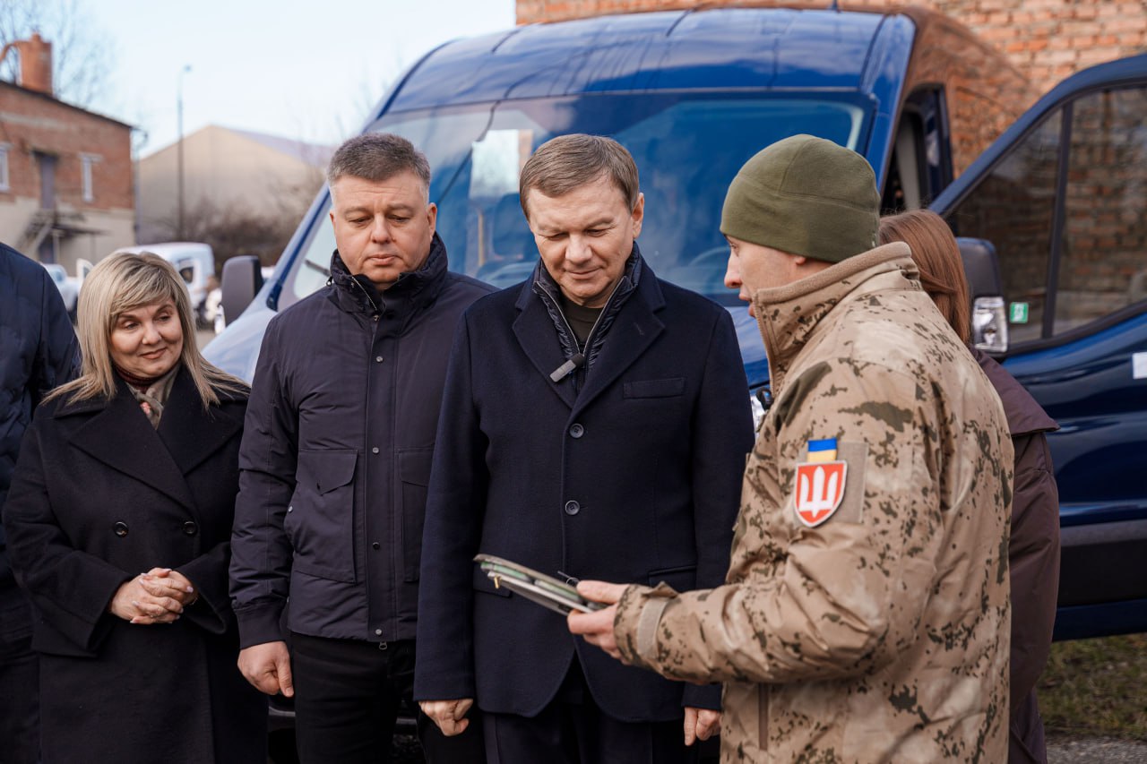 Автобус та позашляховик. Команда Міжрегіонального координаційного гуманітарного штабу передала допомогу двом військовим спецпідрозділам 