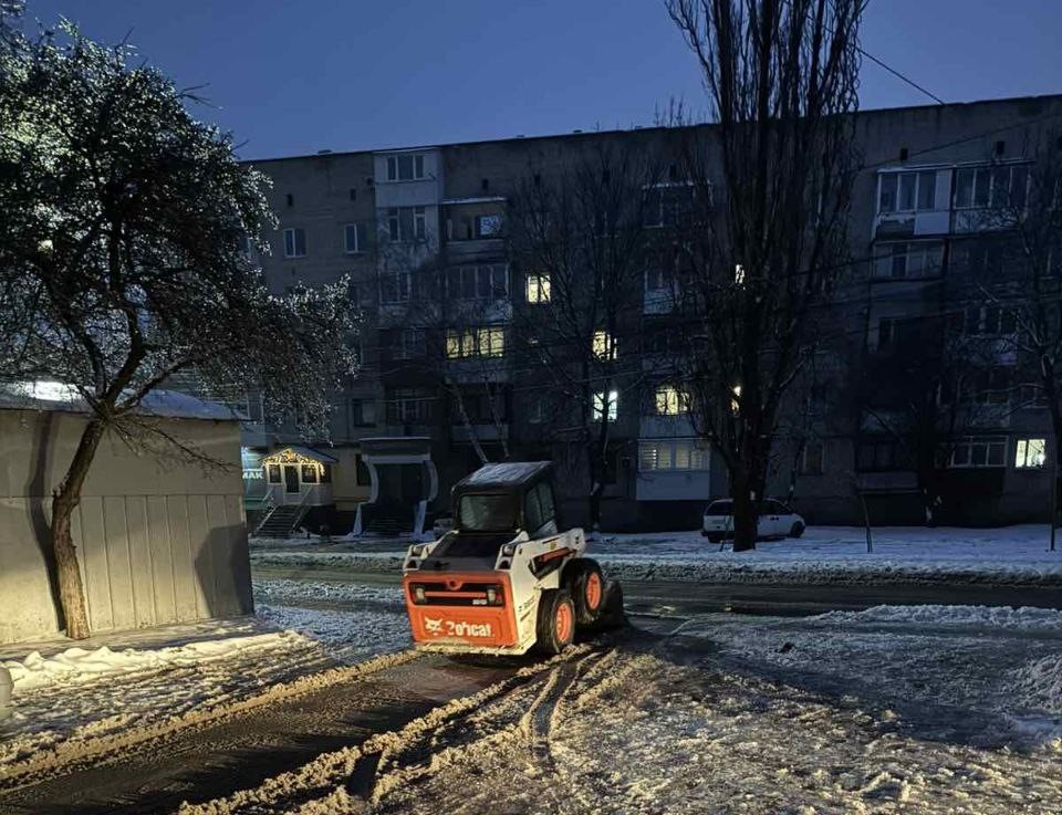 У Вінниці через ожеледицю до обробки доріг залучили 34 спецмашини, на прибудинкових територіях задіяли й додатковий персонал