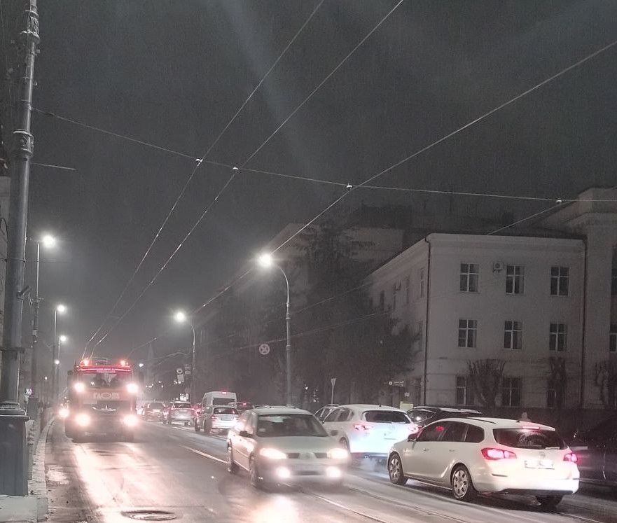 Щоб на дорогах не було слизько, комунальні служби міста обробляють проїжджі частини та пішохідні зони