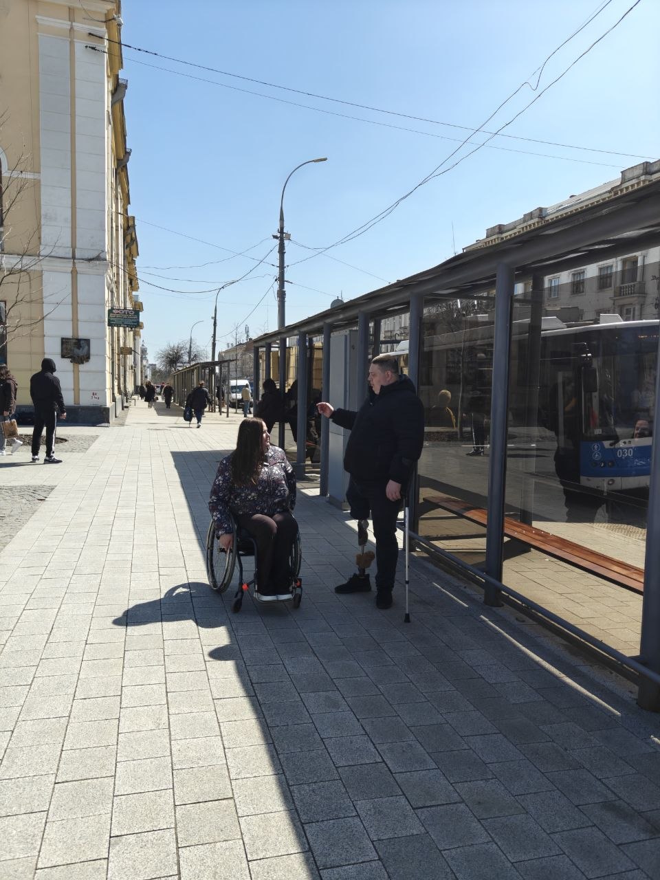 Тепер тут дуже комфортно пересуватися. Голова ГО «Гармонія» Людмила Нецкіна та ветеран російсько-української війни Сергій Колумбет проінспектували оновлений Майдан Небесної Сотні