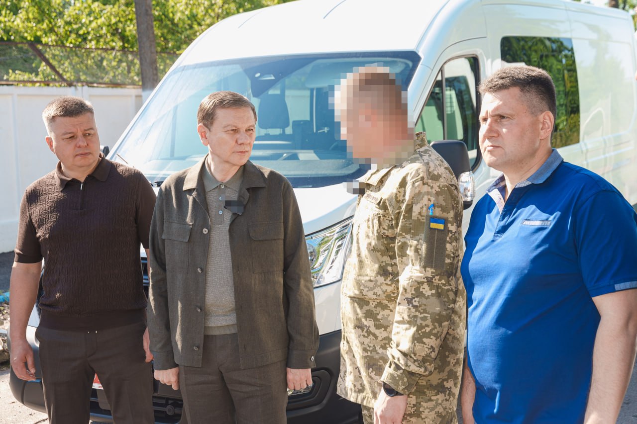 Команда Міжрегіонального координаційного гуманітарного штабу передала Повітряним Силам України два автомобілі